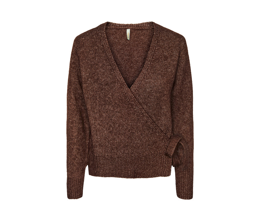 Eine braune Wickel-Strickjacke.