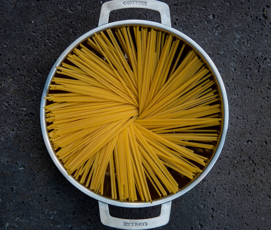 Draufsicht auf ein COMBEKK Edelstahl-Kochtopf-Set mit gekochten Spaghetti.