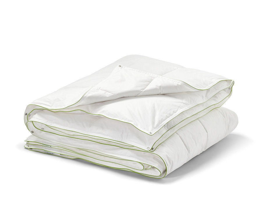 Gefaltete, weiße irisette® greenline 4-Jahreszeiten-Daunendecke mit grüner Bordüre.