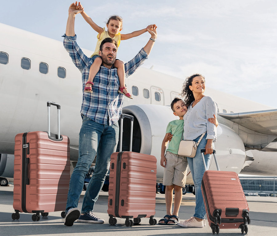Eine Familie steht vor einem Flugzeug mit drei PACKENGER Hartschalen-Koffer, 3er-Set »Jörn«, in Mauve.