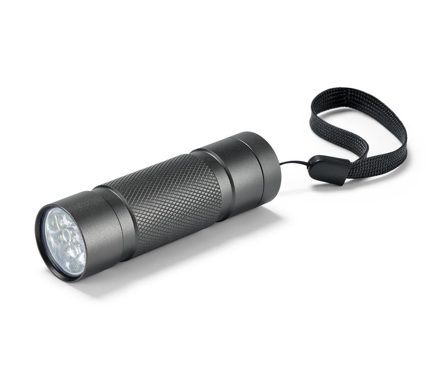 Eine schwarze LED-Taschenlampe mit Handschlaufe liegt auf einem weißen Hintergrund.