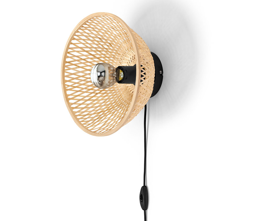 Wandleuchte mit Bambusschirm an einer weißen Wand.