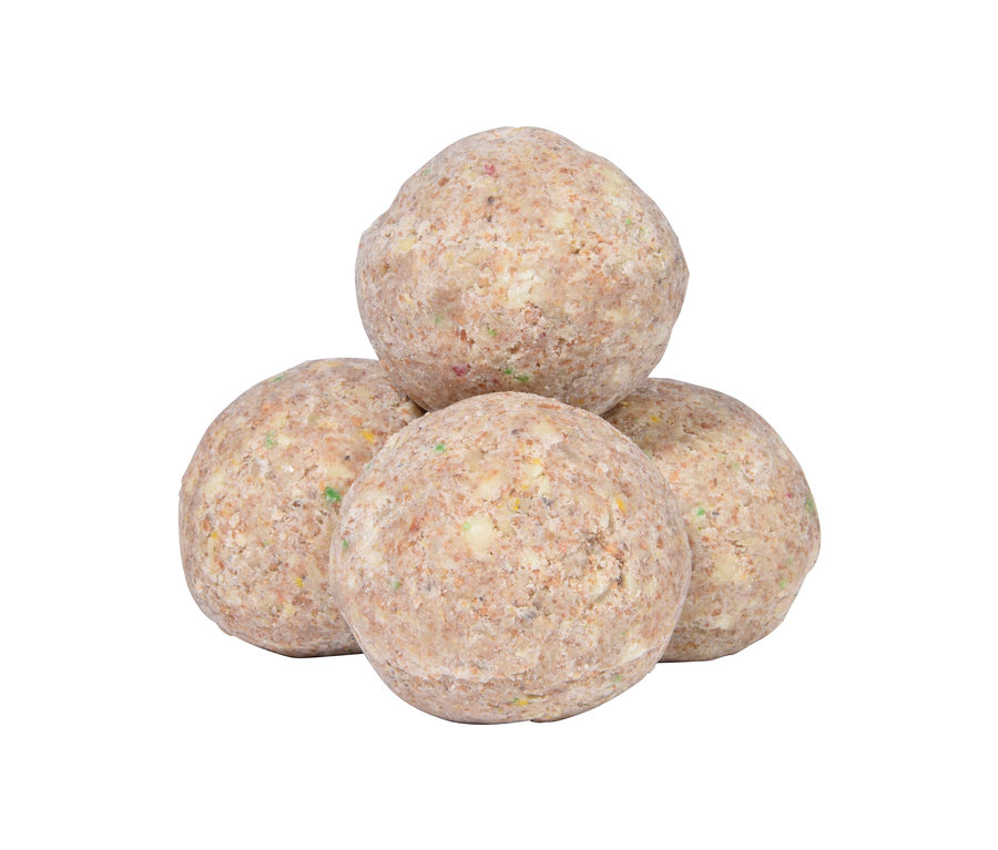 Vier Vitamin-Meisenknödel, die aufeinander gestapelt sind.