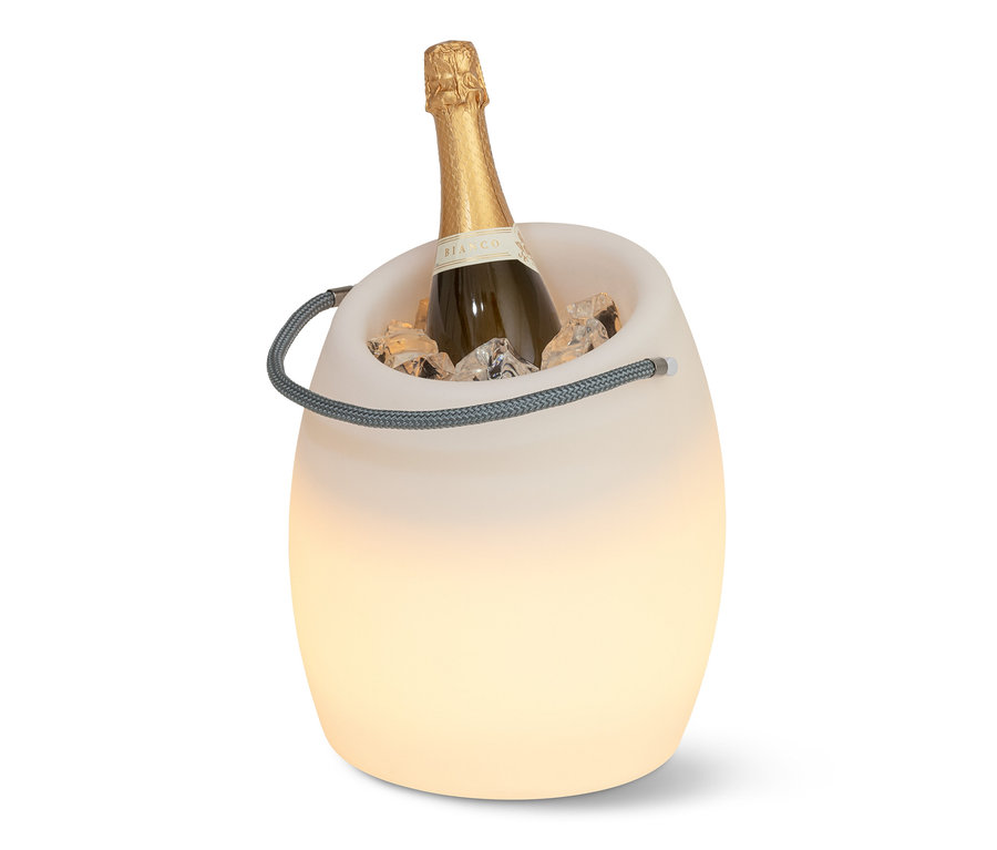 Eine Flasche in einem LED-Flaschenkühler mit Eis.