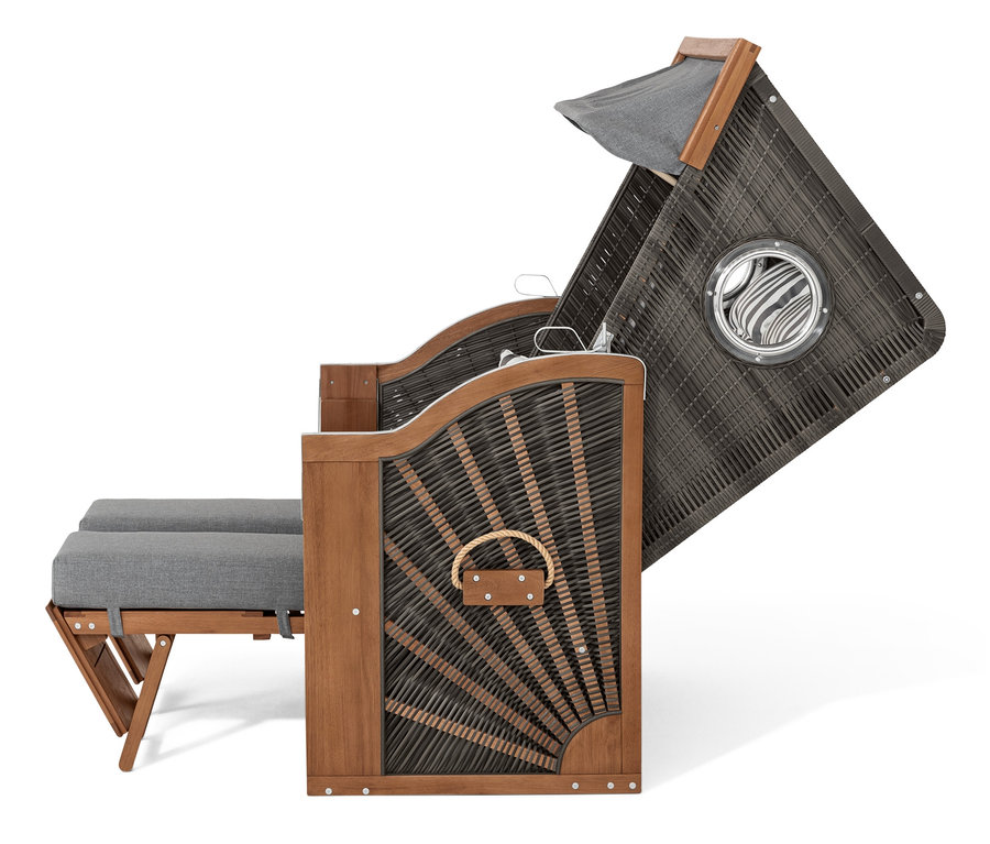 Detailansicht von der Seite eines Premium-Strandkorbs XL mit 2 Ausklapptischen.