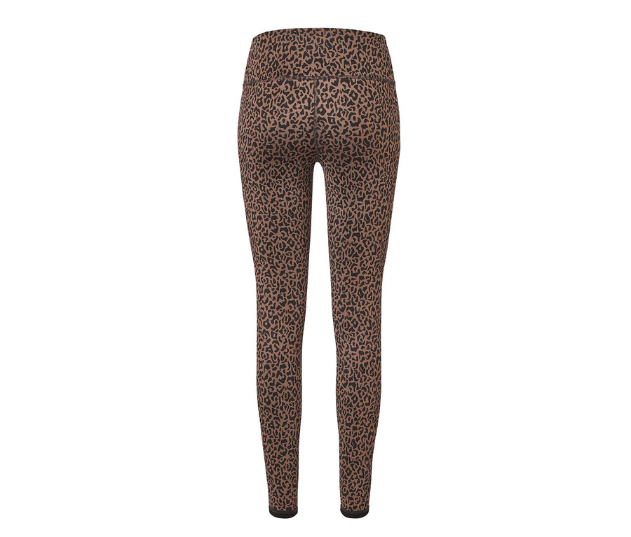 Detailansicht einer Wende-Sporttight, dunkelbraun/taupe, mit Leopardenmuster.