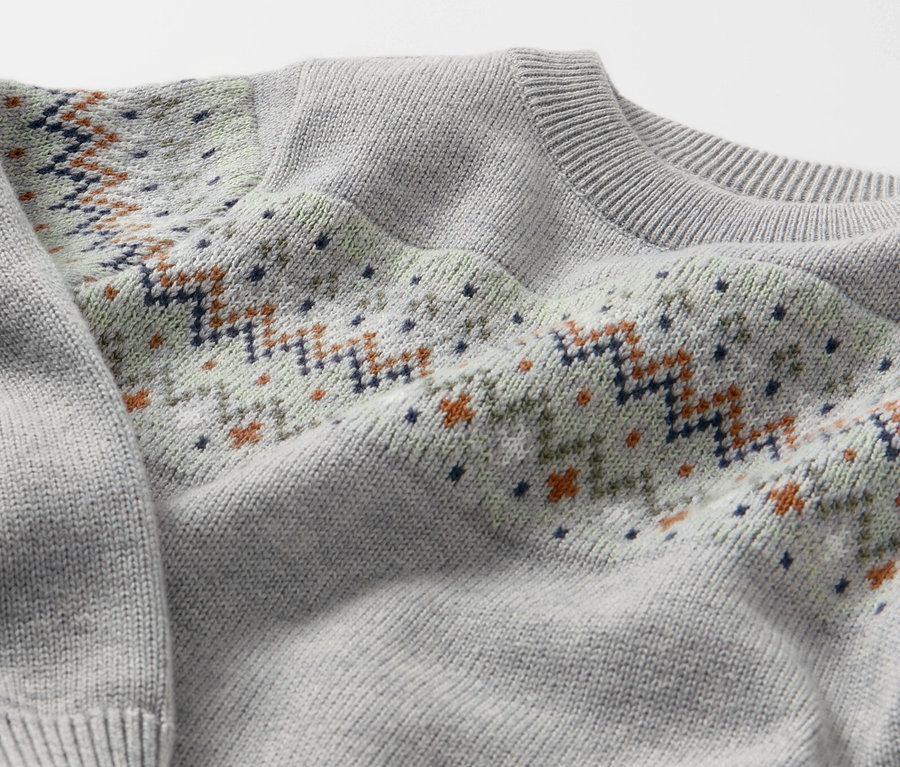Detailaufnahme eines Kinder-Strickpullovers mit Muster.