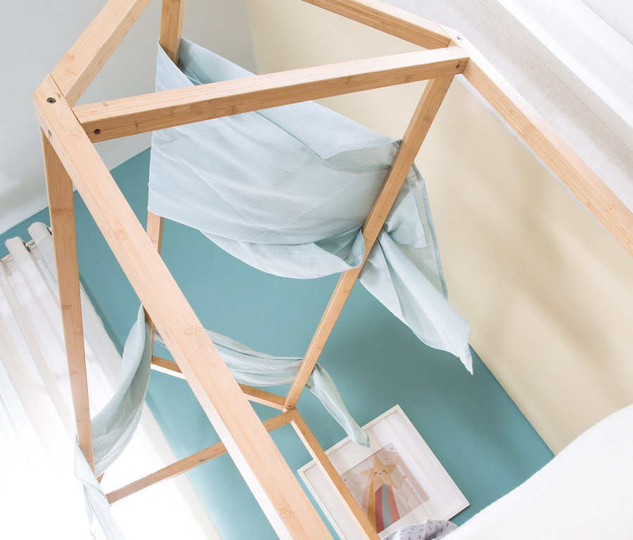 Ansicht von unten von einem roba Hausbett, ca. 70 x 140 cm, Bambus, mit hellblauen Stoffen.