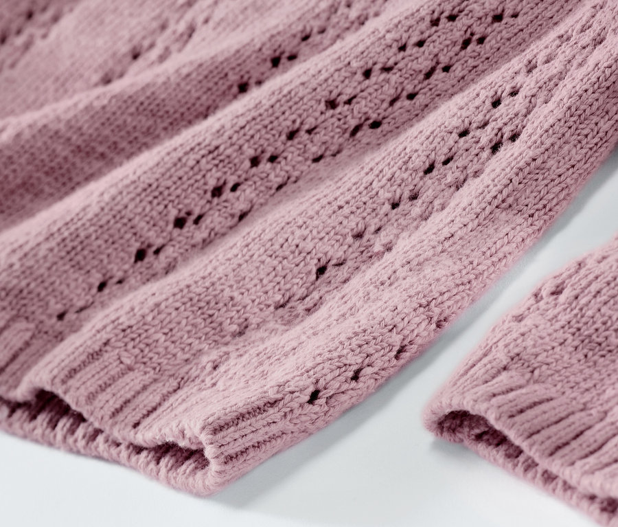 Detailaufnahme eines Kinder-Strickpullovers mit Kragen.
