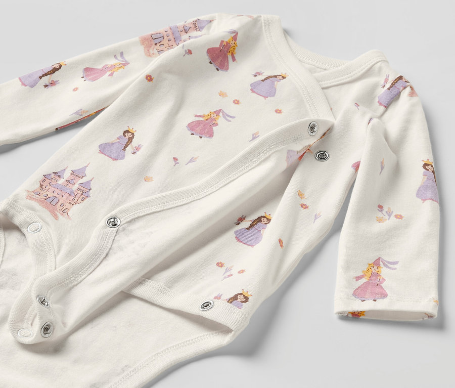 Detailansicht eines mitwachsenden Baby-Bodys mit Prinzessinnen-Motiv.
