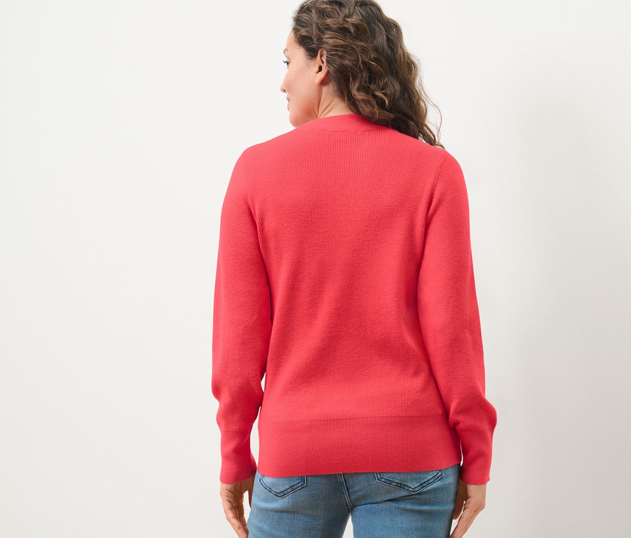 Frau trägt Feinstrickpullover.