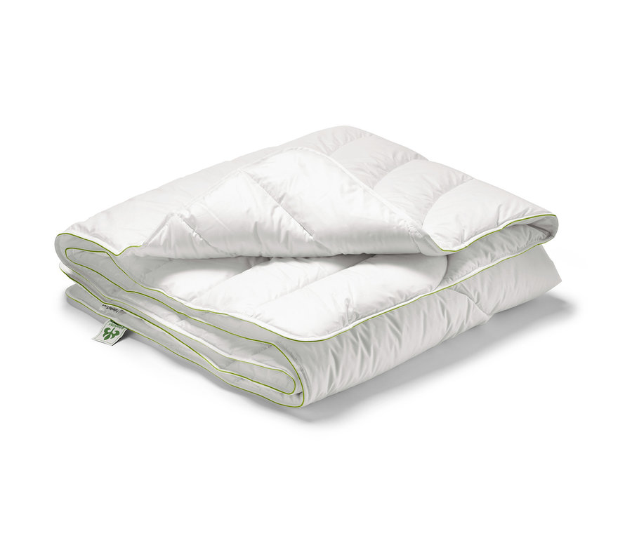 Gefaltete, weiße irisette® greenline Steppdecke »Aerelle® Blue« mit grünem Rand.