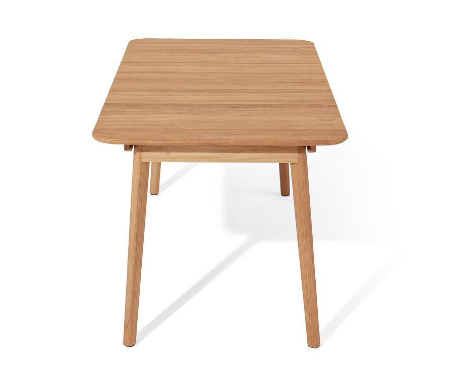 Doppelt ausziehbarer Teak-Tisch.