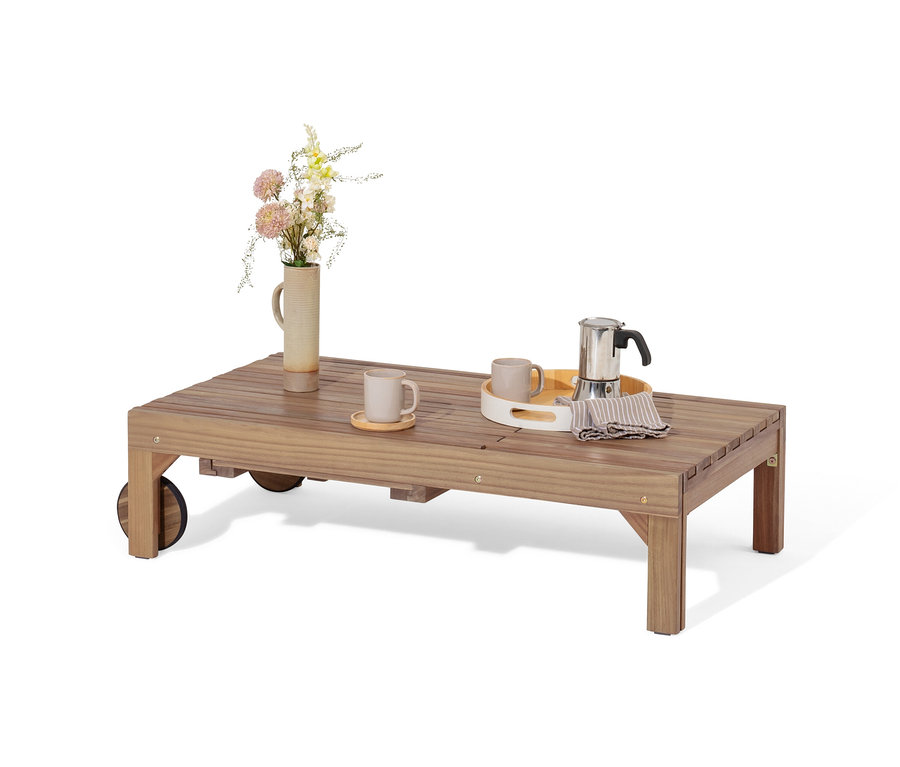 Auf einem Holztisch stehen eine Blumenvase, zwei Tassen und eine Kaffeekanne.