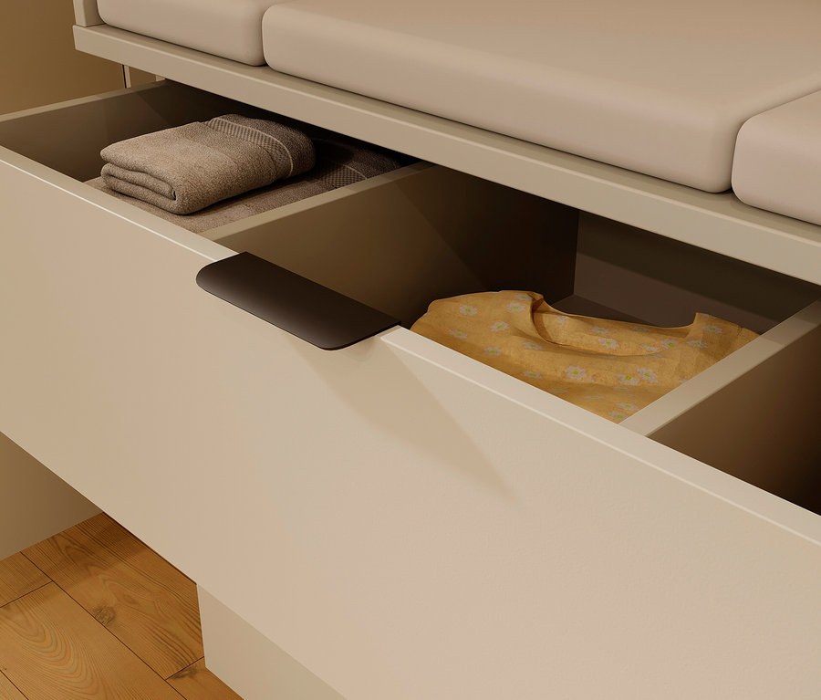 Offene Schublade des Wickelaufsatzes »Tomino« mit Kleidung und Handtuch.