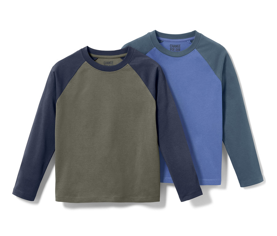 Zwei Kinder-Langarmshirts: ein olivgrünes mit dunkelblauen Ärmeln, das andere blau mit blaugrauen Ärmeln.