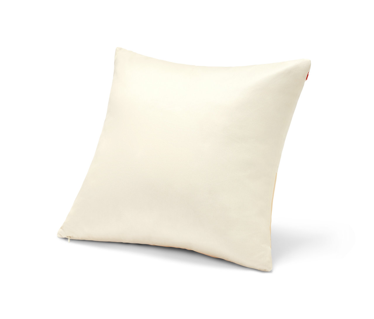 Ein beiges Dekokissen mit Füllung liegt auf einem weißen Hintergrund.