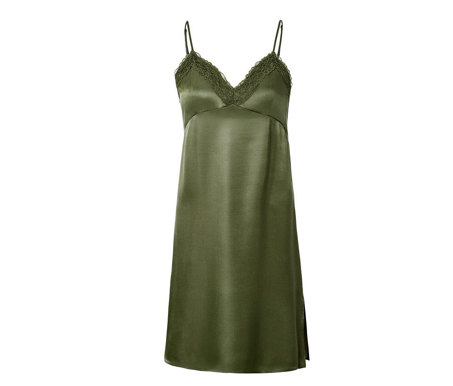 Ein grünes Satin-Negligé mit Spitzenbesatz auf weißem Hintergrund.