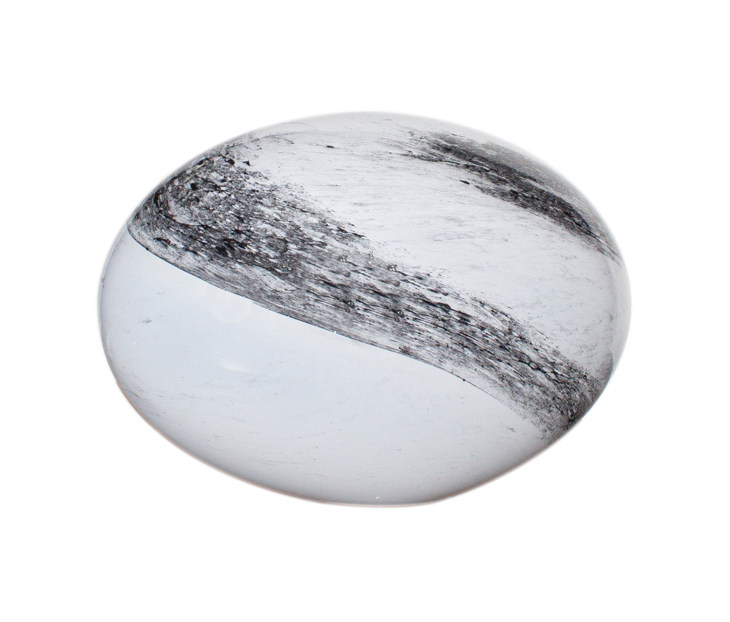 Eine Tischleuchte in Form einer Glaskugel mit grauen und weißen Wirbelmustern.