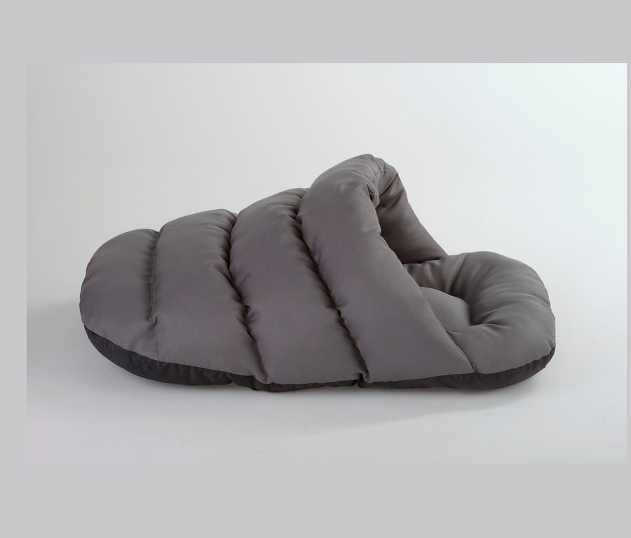 Eine graue Kuschelhöhle »Josy« auf einem weißen Hintergrund.