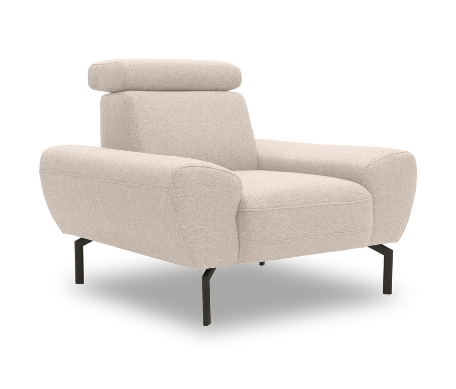 Beiger Sessel »Cabarini« aus der DOMO collection mit schwarzen Beinen.