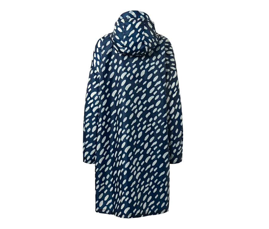 Blauer Regenponcho mit Ärmeln und weißem Muster.