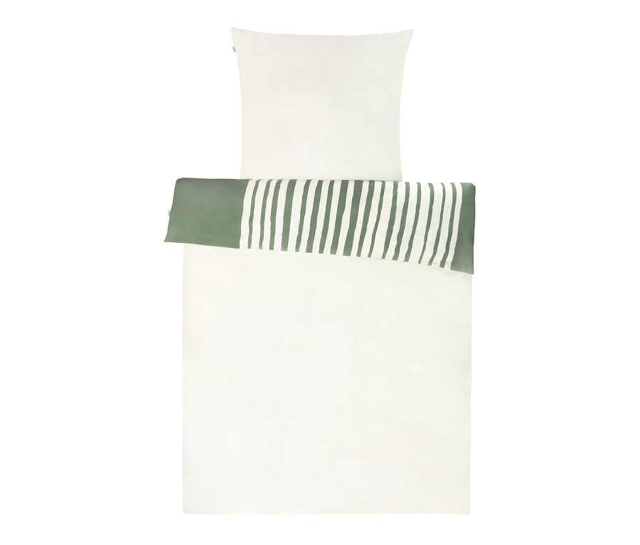 Weiße Bettwäsche mit grün gestreiftem Saum und weißem Kissenbezug.