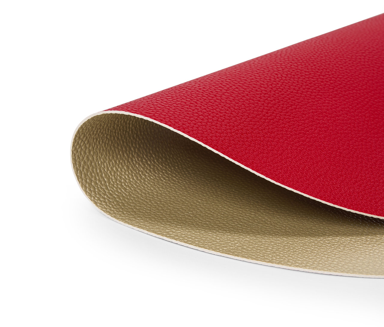 Nahaufnahme von rotem Kunstleder mit beiger Unterseite.