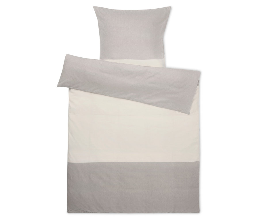 Bettwäsche-Set mit grauem Kissen- und Deckenbezug auf weißem Hintergrund.