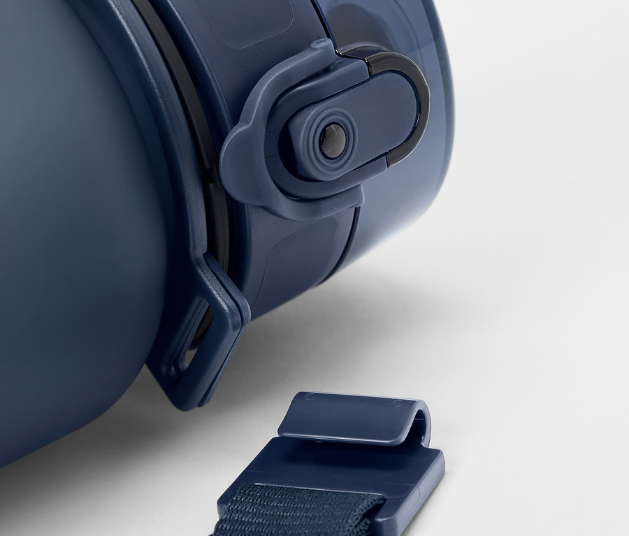 Detailaufnahme einer blauen Flasche mit Riemen auf weißem Hintergrund.