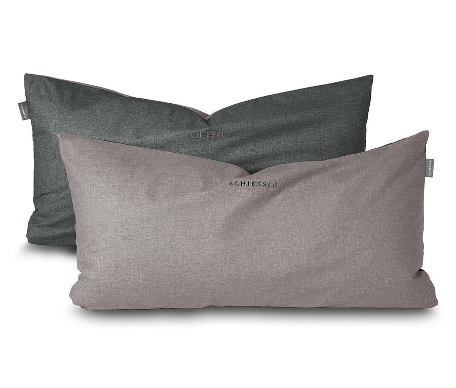 Zwei rechteckige Kissen, eines grau und eines grauschwarz, liegen übereinander. Sichtbar ist ein SCHIESSER Renforcé-Kissenhüllenset »Doubleface«, 2 Stück, 40 x 80 cm, grau/schwarz.