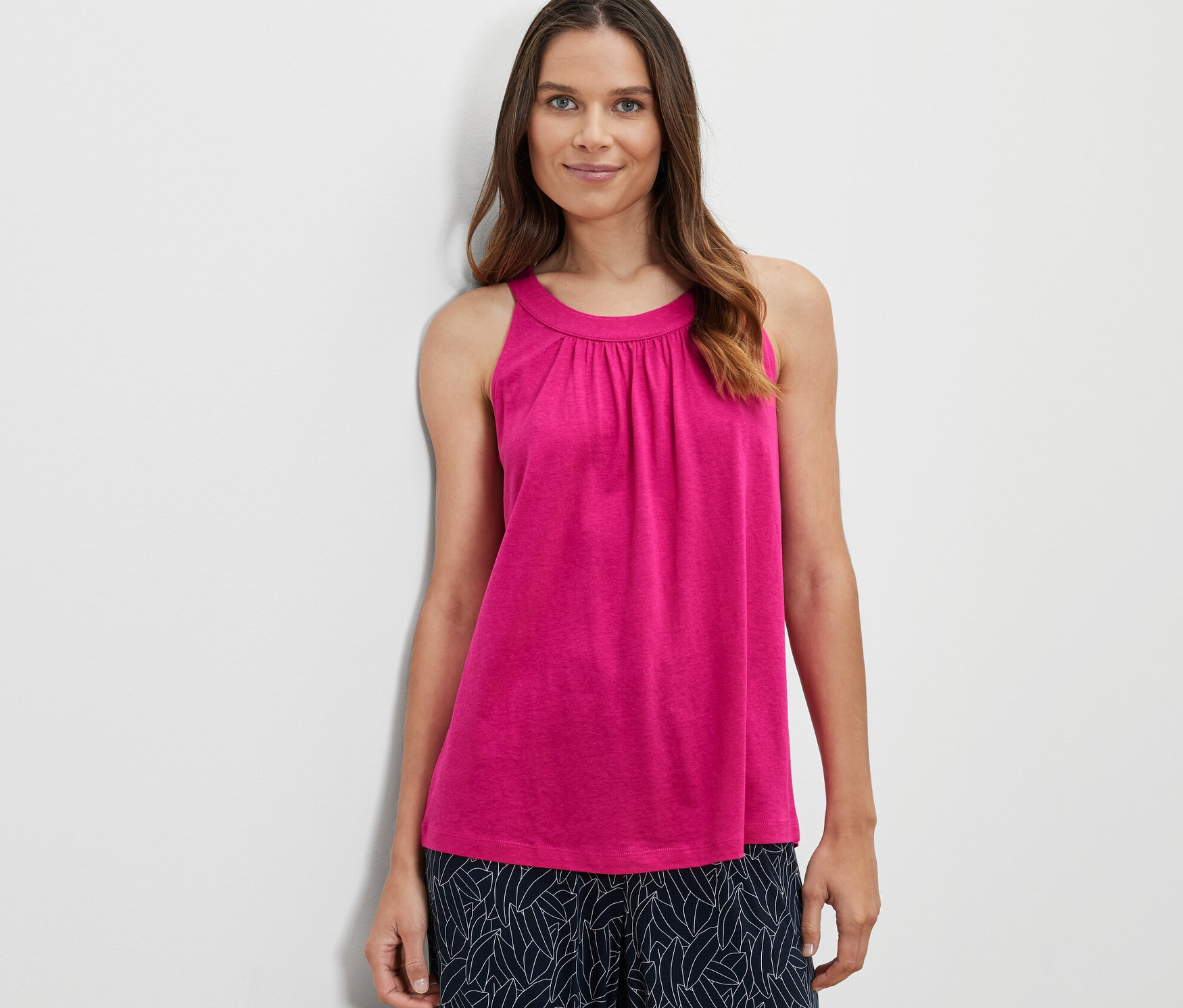 Frau trägt pinkes Top.