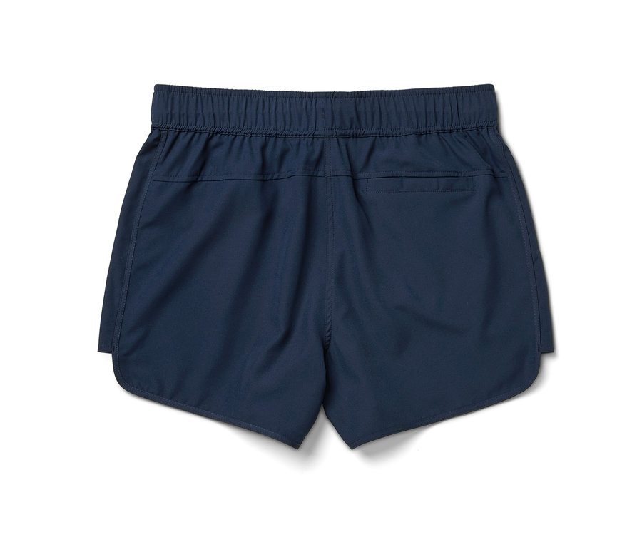 Marineblaue Badeshorts auf weißem Hintergrund.
