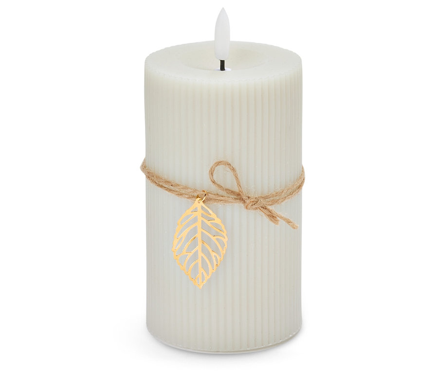 Eine weiße Kerze mit Schnur und goldenem Blatt auf weißem Hintergrund.