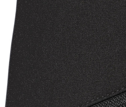 Detailaufnahme einer Jetskihose mit Reißverschlusstasche.