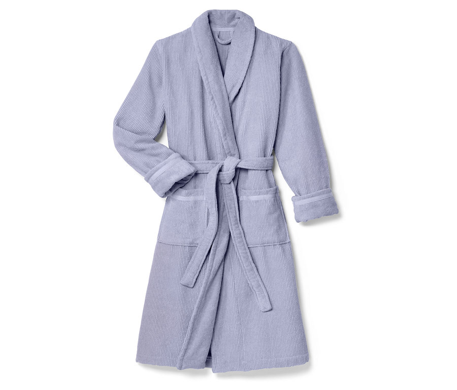 Ein lila Bademantel mit Gürtel auf weißem Hintergrund.