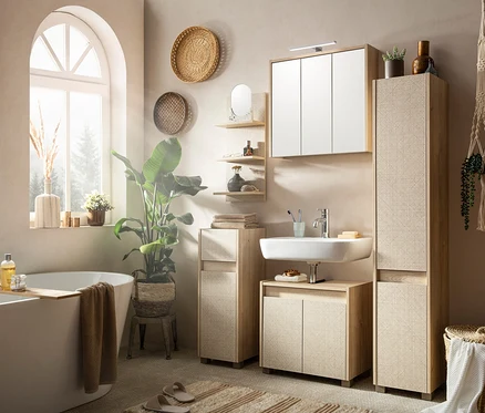 Badezimmer mit Schränken, Waschbecken und Dekorationen.