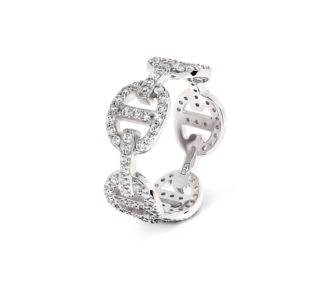 Detailaufnahme eines silbernen Rings in Kettenform mit Steinen.