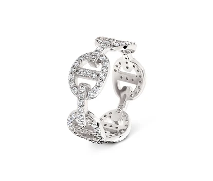 Detailaufnahme eines silbernen Rings in Kettenform mit Steinen.