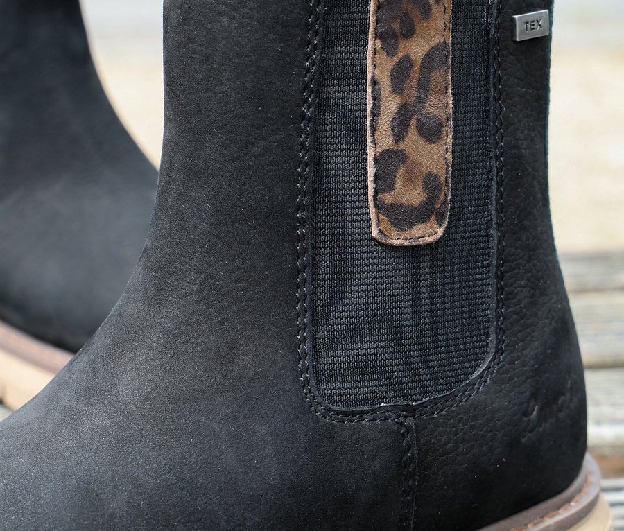 Detailaufnahme eines schwarzen LURCHI »Elena-TEX« Stiefels mit brauner Sohle.