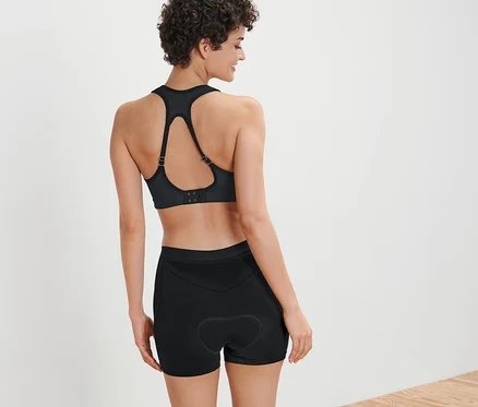 Frau trägt einen Sport-BH und eine Radunterhose.