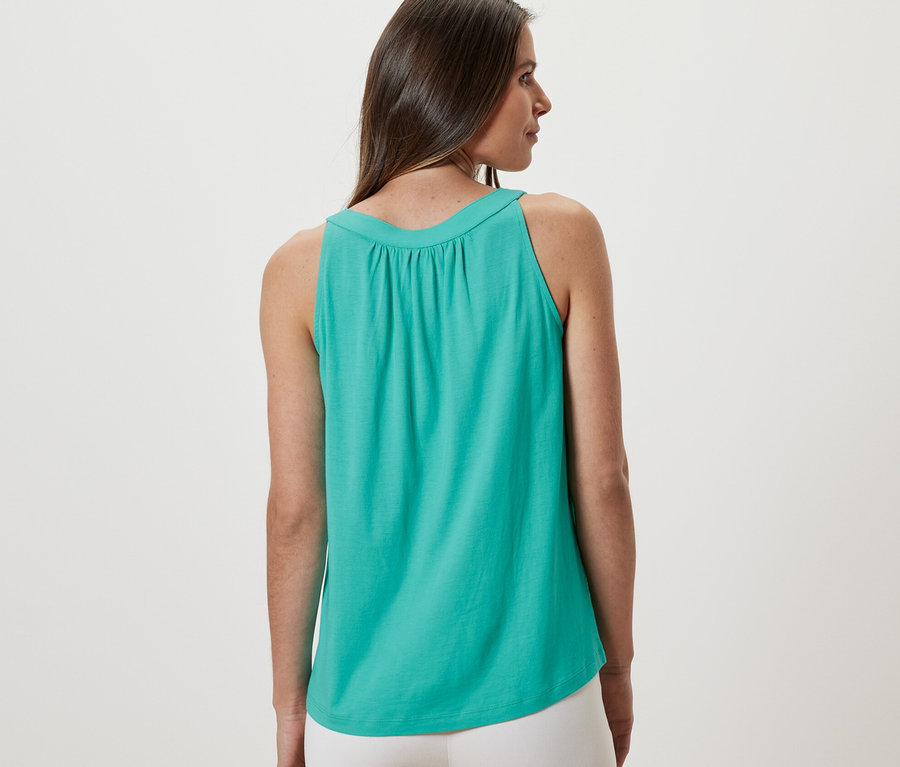 Frau trägt ein Top in Aqua.