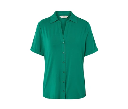 Grünes Blusenshirt mit Knopfleiste.