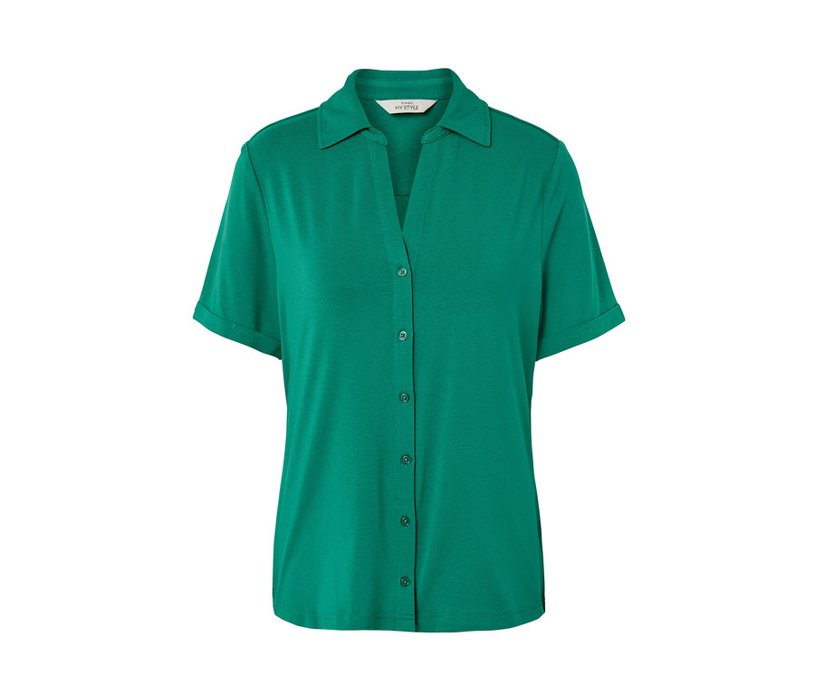 Grünes Blusenshirt mit Knopfleiste.