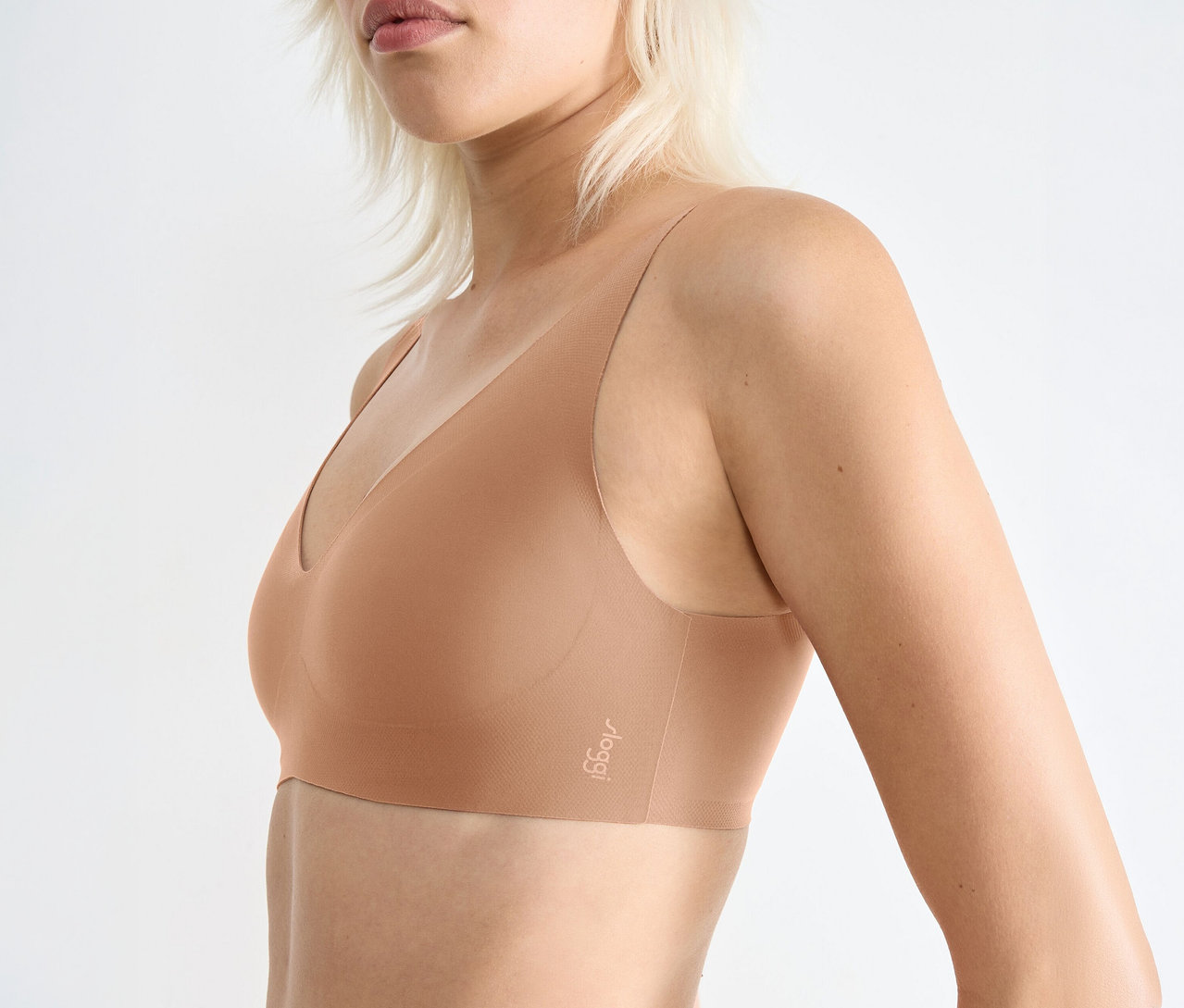 Frau trägt einen sloggi ZERO Feel 2.0 Soft Bra in nostalgic brown.