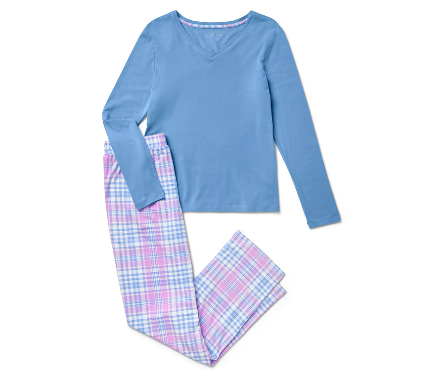 Blaues Langarm-Pyjama-Set mit karierter Hose liegt auf weißem Hintergrund.
