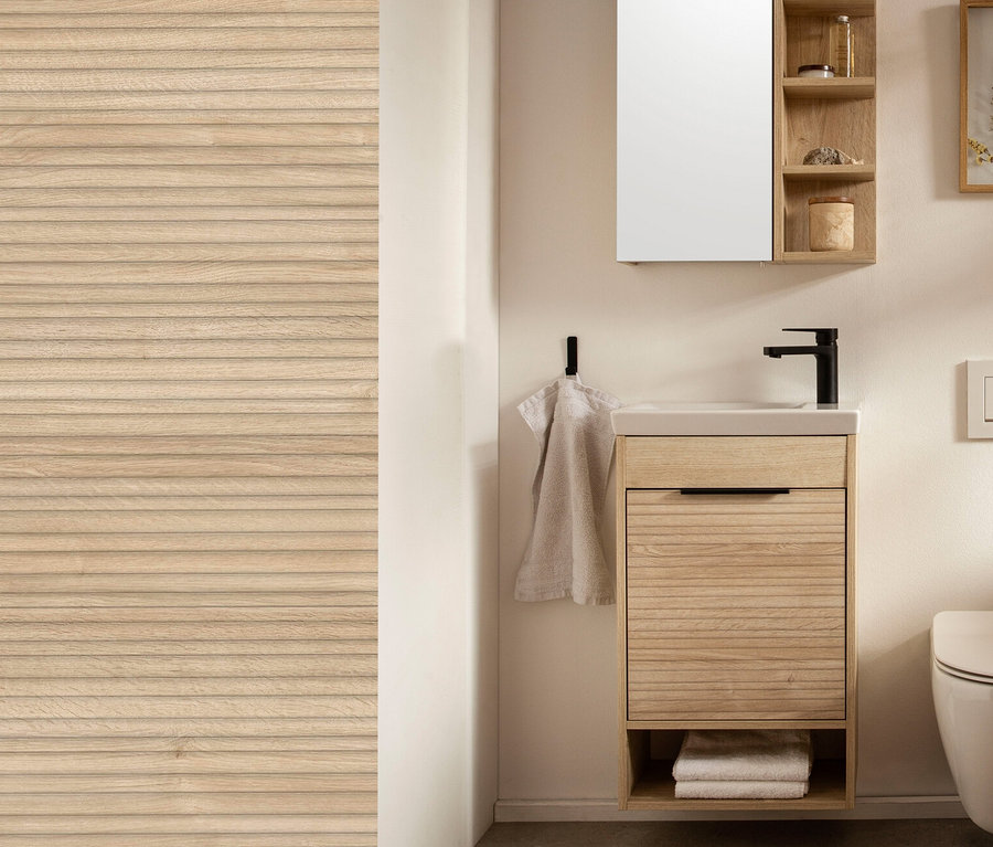 Badezimmer mit »Mads« Waschtisch, Spiegel, Toilette und Holzverkleidung.