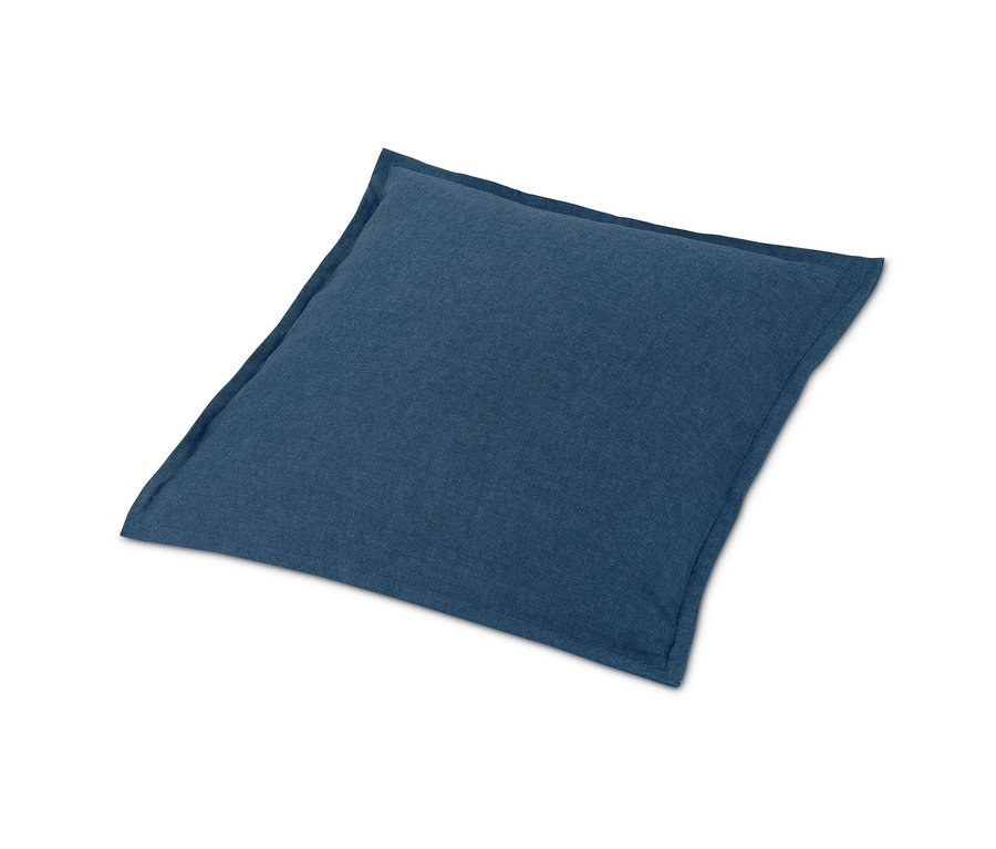 Blauer Dekokissenbezug auf weißem Hintergrund.