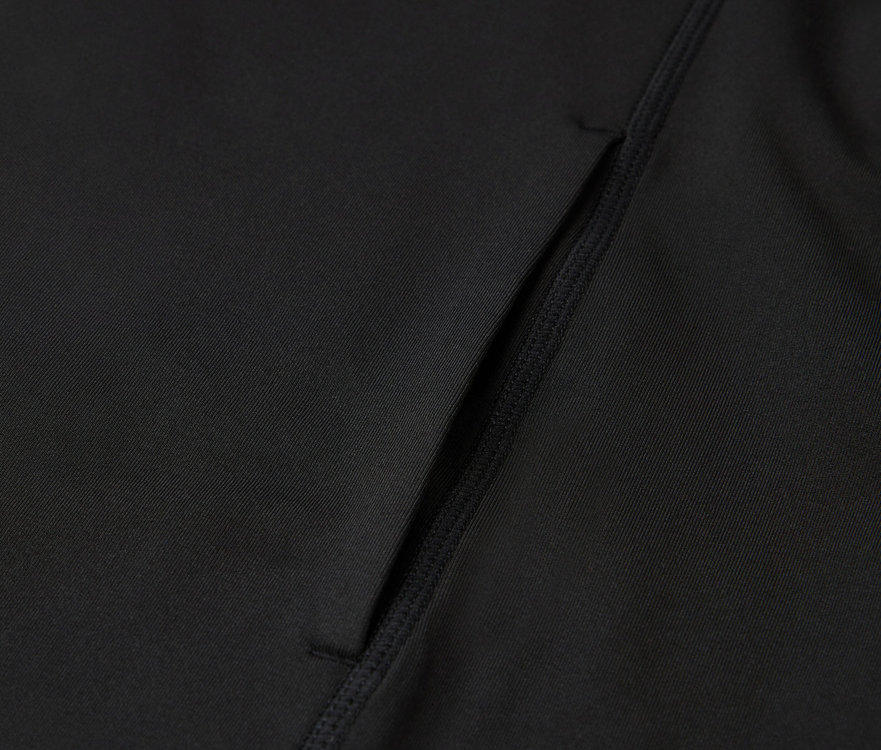 Detailaufnahme von schwarzer Sportbekleidung mit einer Tasche.