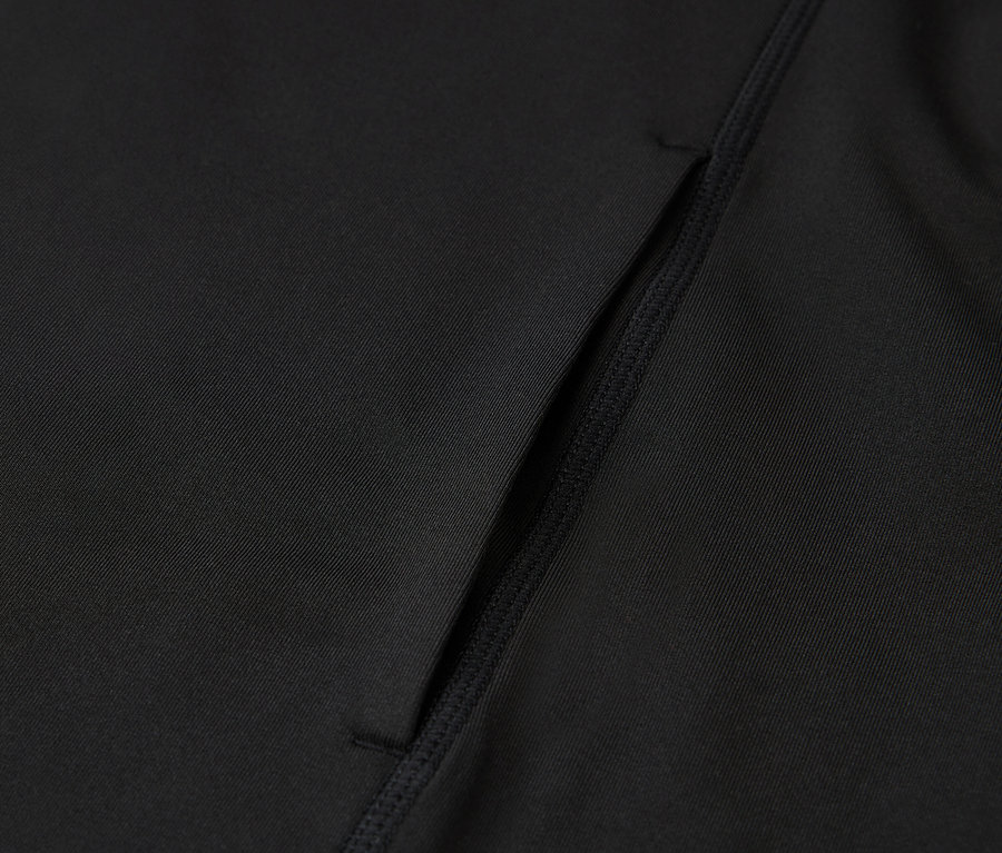 Detailaufnahme von schwarzer Sportbekleidung mit einer Tasche.